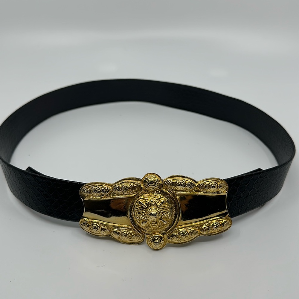 Vtg faux leather with hug goldtone detail waist belt